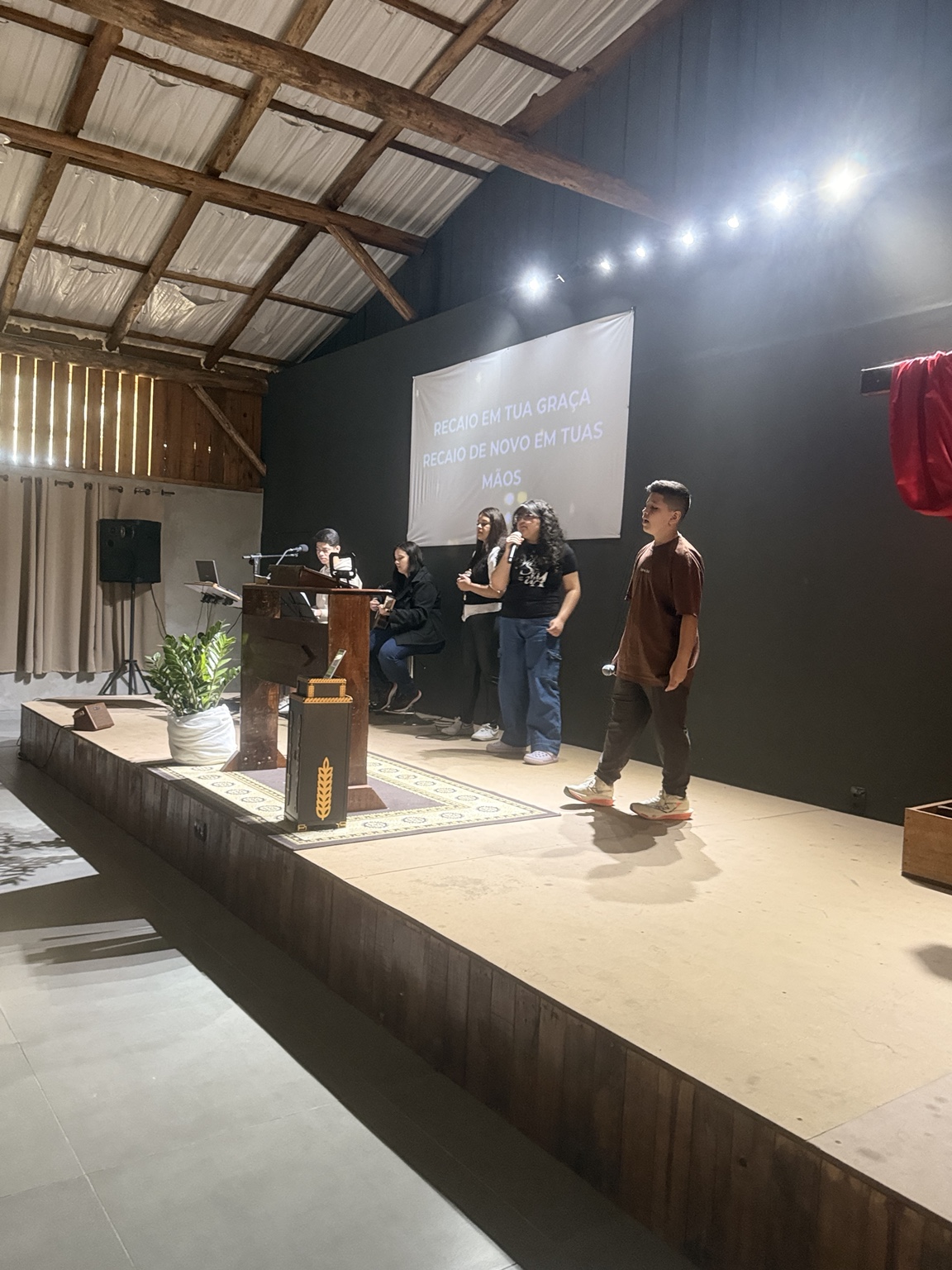 Equipe de louvor no palco do MELC