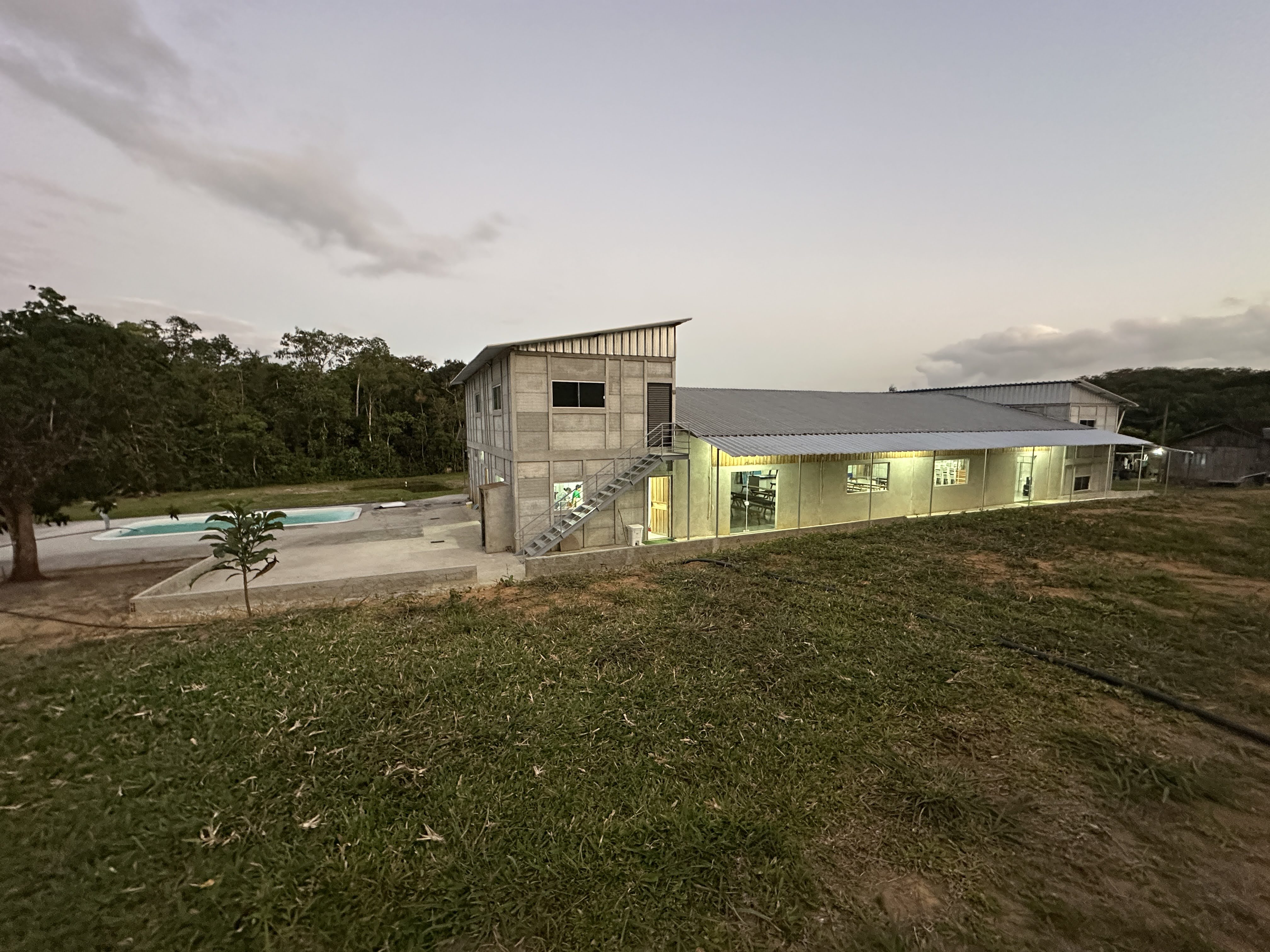 Prédio principal e piscina